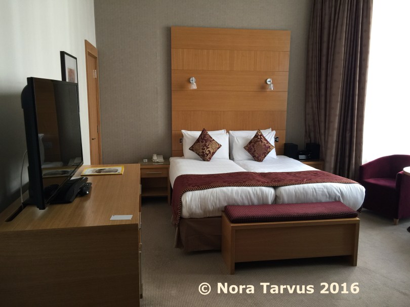 Jumpingtobedinhotel9768