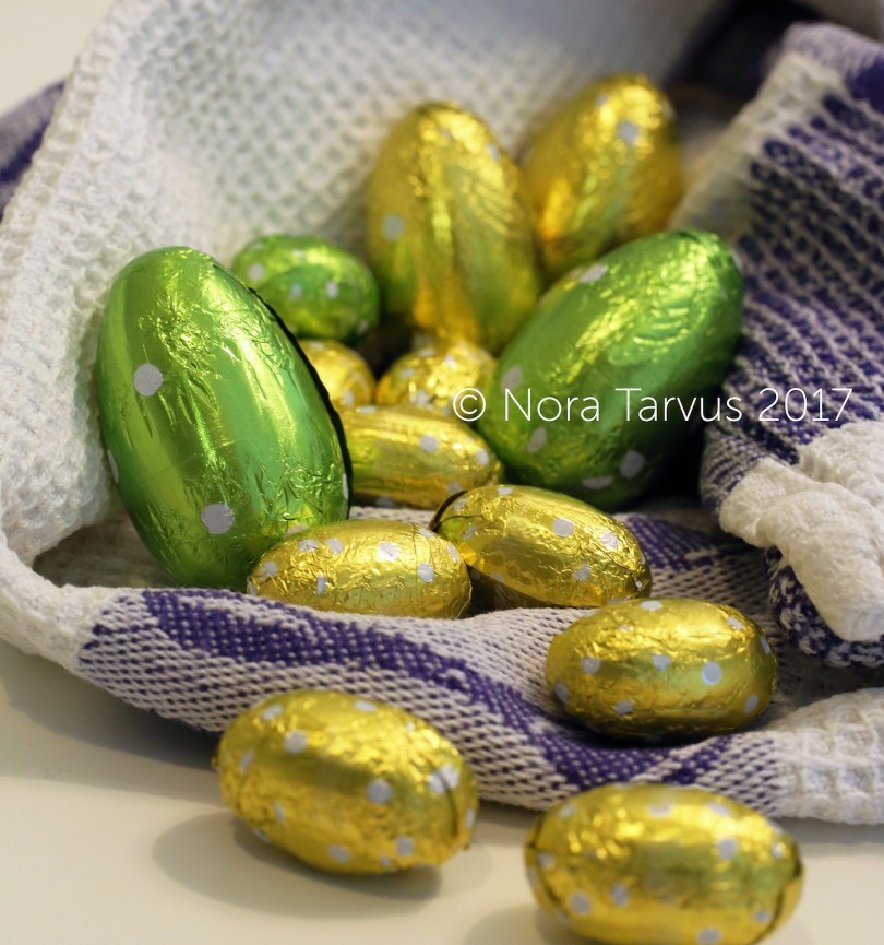 HappyEasterEggsRoses1568b